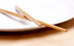 把筷子弄断代表什么（筷子断了一根预示有人去世吗）
